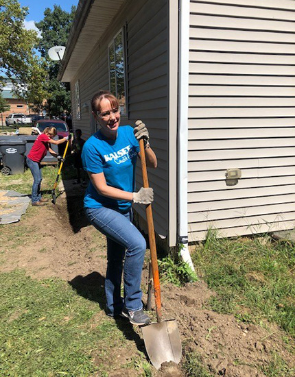 Contact Center volunteers with Habitat for Humanity